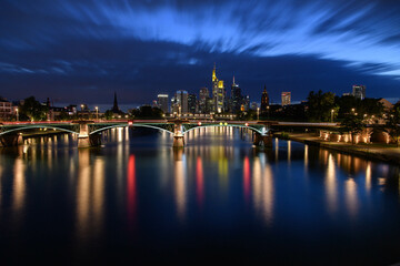 Fototapeta na wymiar Frankfurter Skyline bei Nacht