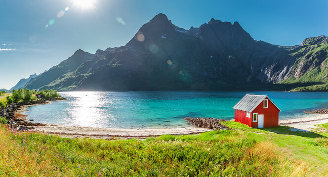 Rotes Boothaus anei einem Fjord auf den Lofoten in Norwgen