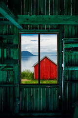 Blick aus dem Fenster auf einen Fjord in Norwegen - 778199987