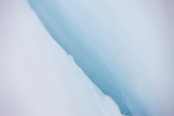 Gletscherspalte in eisblauer Farbe  Nahaufnahme - 778200508