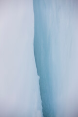 Gletscherspalte in eisblauer Farbe  Nahaufnahme