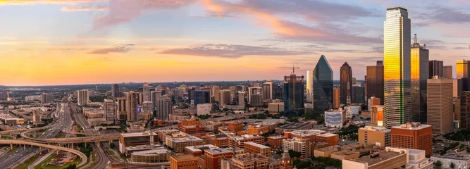 Gardinen Evening Glow: Captivating 4K Ultra HD Picture of Dallas, Texas Skyline at Dusk © Only 4K Ultra HD
