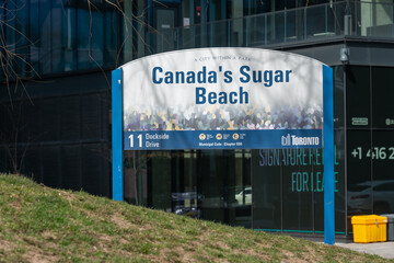 Fototapeta premium Canada's Sugar Beach sign located at 11 Dockside Drive Toronto, Canada