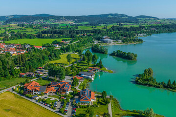 Fototapeta na wymiar Ausblick auf den Allgäuer Alpenrand bei Füssen am Forggensee, Blick über den Bootshafen zum Festspielhaus