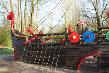 Bug eines Piratenschiffes auf Kinderspielplatz