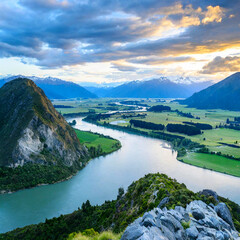 시원하고 광활한 산과 강 풍경 이미지