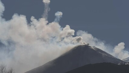 Naklejka na ściany i meble Vulcano Etna, Sicilia. Anelli di gas fuoriescono dal cratere di Sudest del vulcano.