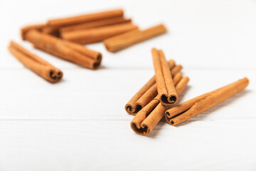 Cinnamon sticks on a textured wooden background. Cinnamon roll. Spicy spice for baking, desserts and drinks. Fragrant ground cinnamon. cinnamon powder Close-up. Place for text. copy space