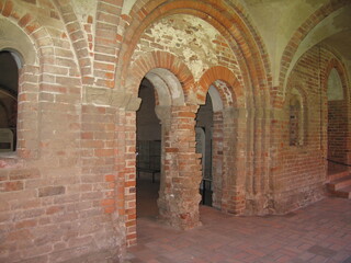 Romanische Bögen im Kloster Jerichow in Sachsen-Anhalt