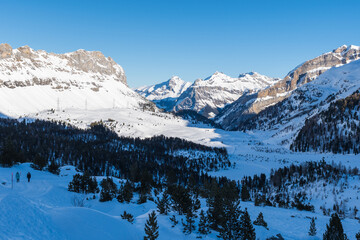 Winter hikes in Switzerland are always a good opportunity to see the beauty of the snowy mountains