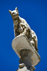 La statue de la louve allaitant Romulus et Rémus devant la cathédrale Santa Maria Assunta à Sienne 