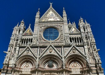 Fototapeta na wymiar La façade de la cathédrale Santa Maria Assunta à Sienne 