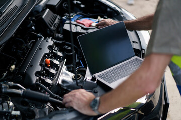 Auto technician analyze a problem in vehicle.