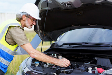 Auto technician analyze a problem in vehicle.