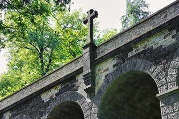 Schloss Stolzenfels, Zugangsbrücke mit Kreuz