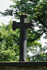 Christliches Kreuz aus Stein auf der Brücke am Schloss Stolzenfels