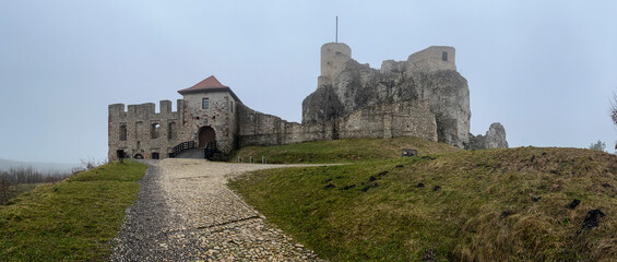 Castle ruins in Rabsztyn in Poland in foggy weather. The facility near Olkusz on the Eagle's Nests trail on the Krakow-Czestochowa Upland - 778346539
