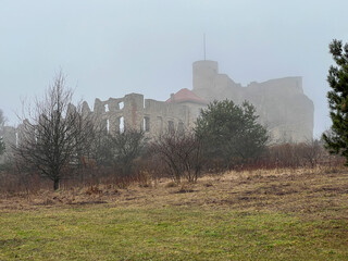 Castle ruins in Rabsztyn in Poland in rainy and foggy weather. The facility near Olkusz on the Eagle's Nests trail on the Krakow-Czestochowa Upland - 778351389