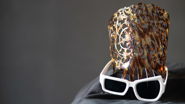 Peineta espa&ntilde;ola y gafas de sol