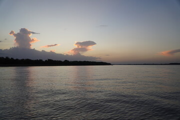Atardecer en el rio de Paraná. 