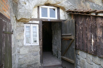 Rekonstruierte ehemalige Höhlenwohnung von Karl Rindert am Berg der Altenburg in Langenstein bei Halberstadt in Sachsen-Anhalt