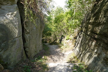 Hohlweg zu den Höhlenwohnungen am Berg der Altenburg in Langenstein bei Halberstadt in...