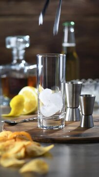 Whiskey cocktail with ginger beer. Fill a highball glass or Collins glass with ice, add 50 mg bourbon, 25 mg lemon juice. Top with ginger beer. Garnish with lemon zest. Real time.