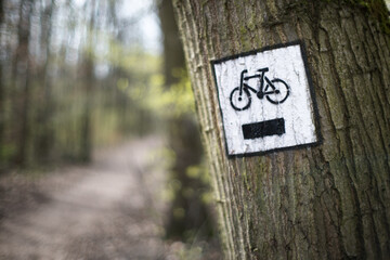 Znak droga rowerowa w lesie. - obrazy, fototapety, plakaty