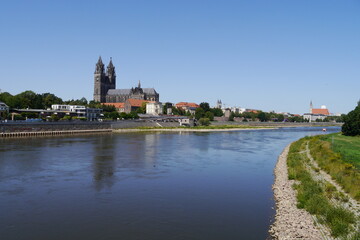 Fototapeta na wymiar Elbe in Magdeburg mit Blick zum Magdeburger Dom