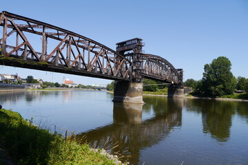 Fototapeta na wymiar Ehemalige Hubbrücke über die Elbe in Magdeburg