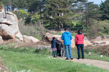 Une famille qui se promène sur la côte de granit rose - Bretagne France