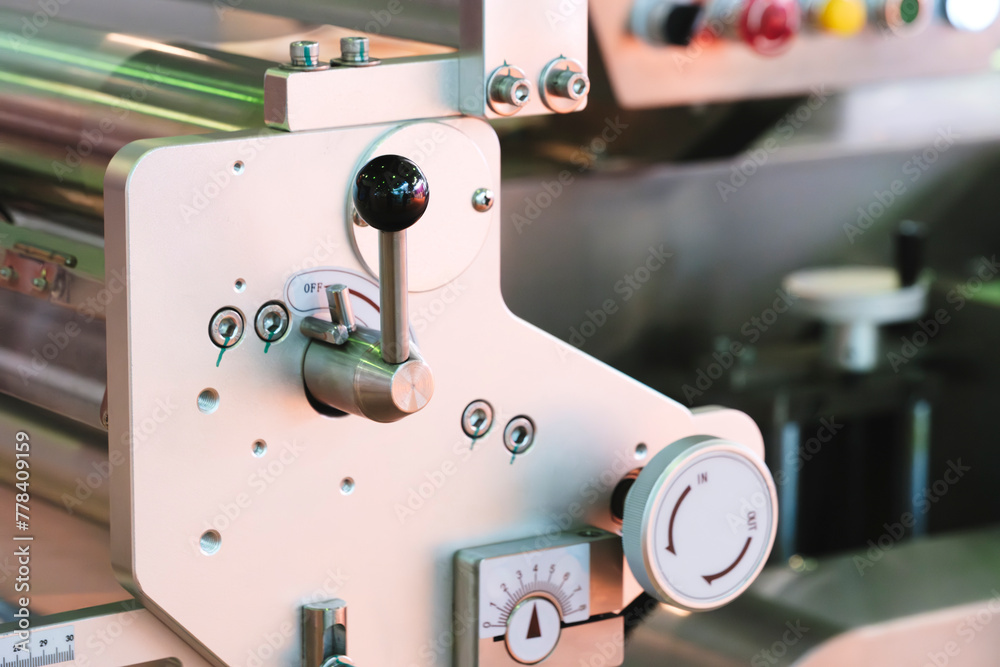 Aufkleber a machine with a white knob on it. the knob is black and has a green dot on it