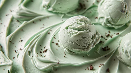 Foto op Plexiglas Foto de cerca de una helado de menta con trozos de chocolate  © VicPhoto
