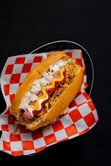 Perro Caliente con Cebolla , Papas y Salsas