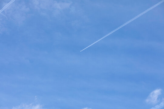 Skies and aeroplane footprints, for the moderately literate chemitrails. False theory, under-education.