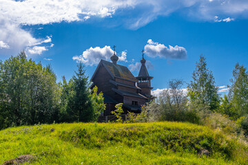 die Holzkirche in Nikolskoje im Gebiet Leningrad bei Sankt Petersburg in einer schönen russischen...
