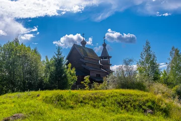 Fotobehang die Holzkirche in Nikolskoje im Gebiet Leningrad bei Sankt Petersburg in einer schönen russischen Landschaft © Jørgson Photography