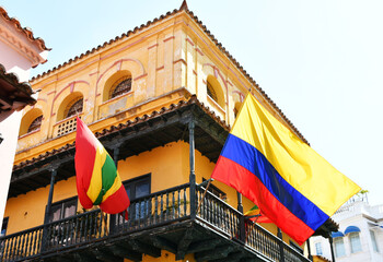Casa de Esquina con las banderas de Colombia y Cartagena de Indias al frente.