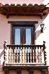 Puerta y balcón antiguo de una casa.