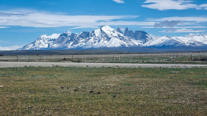 Fototapeta premium Estrada de terra e montanhas nevadas