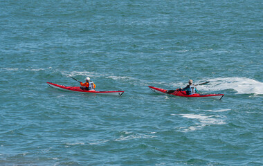 Kayakistes en mer sur la côte de granit rose - Bretagne France