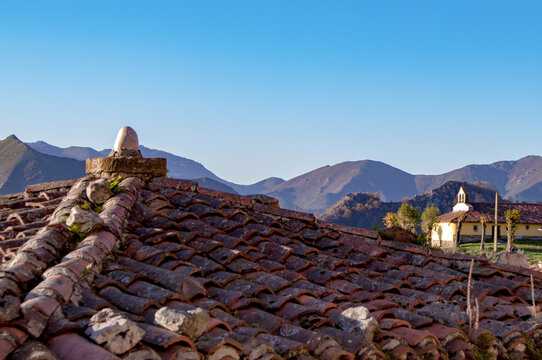 El Tozu .Aldea asturiana.Iglesia y horreo