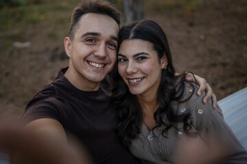 Naklejka premium Man and woman young adult couple in nature self portrait selfie ugc