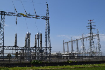 屋外変電設備と送電塔