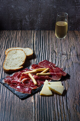 Spanish gastronomy in its purest form: Iberian ham and old cured sheep cheese.