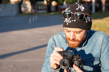 Hombre con su cámara de fotos vintage en la calle