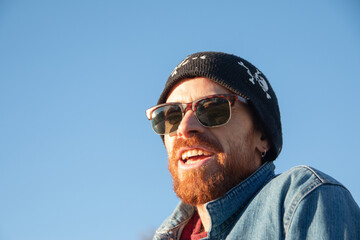 Hombre sonriente usando gafas de sol - obrazy, fototapety, plakaty