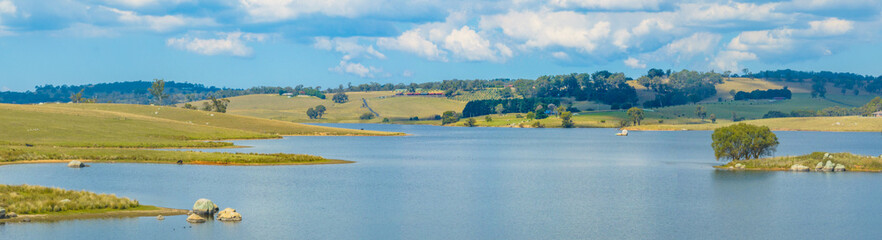 Fototapeta na wymiar Lake Oberon on a beauitful Autumn Day with blue sky and white clouds