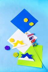 子供の日　鯉のぼりと吹き流しと折り紙の兜と水引のデザイン（ブルーバック）