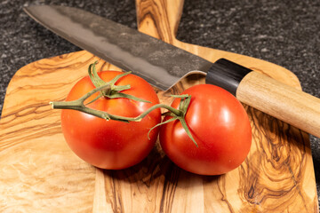 Tomatoes/knife on chopping block